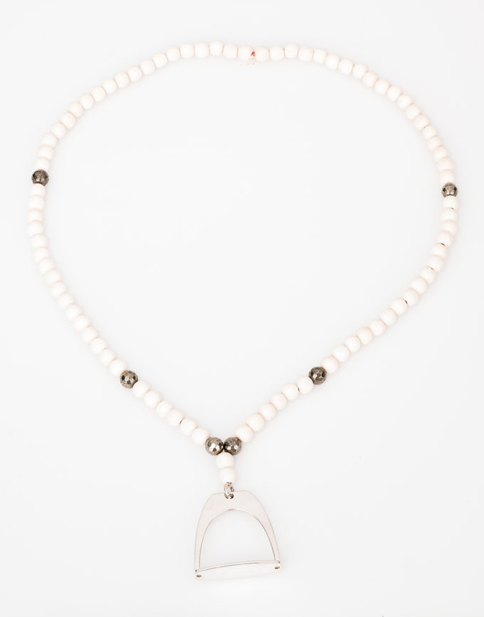 sautoir-etrier-argent-perles-blanches