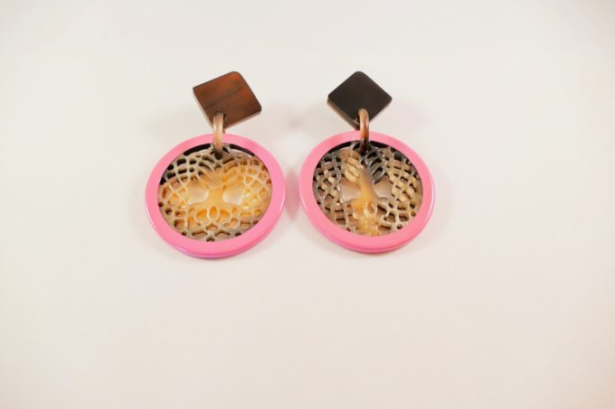 boucles-d'oreilles-corne-de-buffle-laqué-rose
