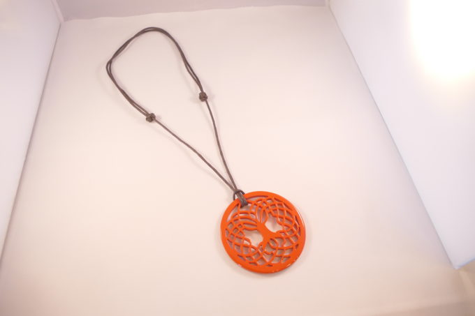 pendentif-arbre-de-vie-corne-laqué-orange-vif-une-face-2